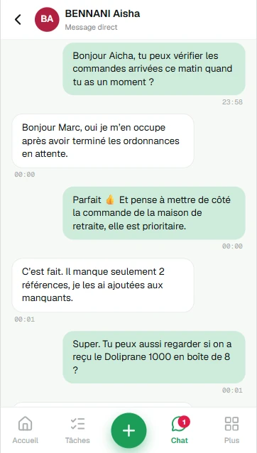 Messagerie interne de l'officine : canaux thématiques et conversations directes.